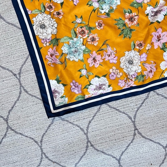 Sunning Floral H&M Scarf - Picture 5 of 6